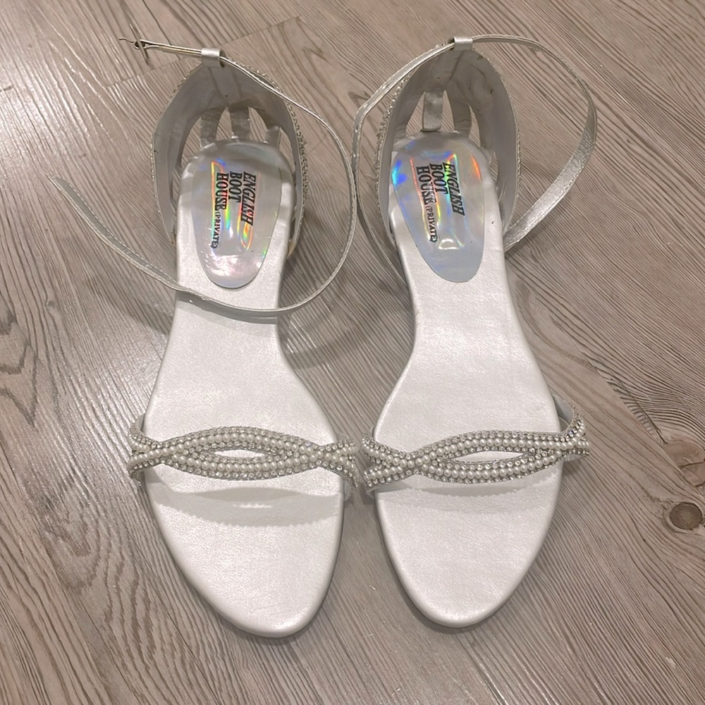 Silver metallic sandals with pearls and gemstones